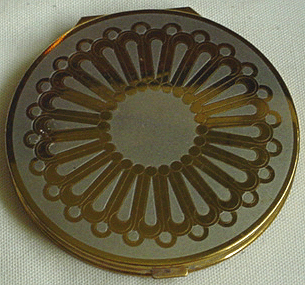 Gold metal compact