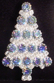 Attruia Christmas tree pin